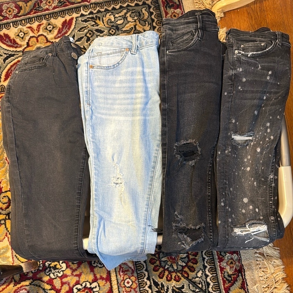 4 pair Skinny Jeans with Distressed Details Size S-XS